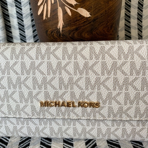 Michael Kors Jet Travel Carryall Trifold Wallet - Picture 2 of 8